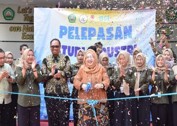 Pelepasan mahasiswa Prodi Perbankan Syariah FEB Unisma untuk visiting industry ke ke BEI dan UMKM BSI Center. Foto/dok Unisma
