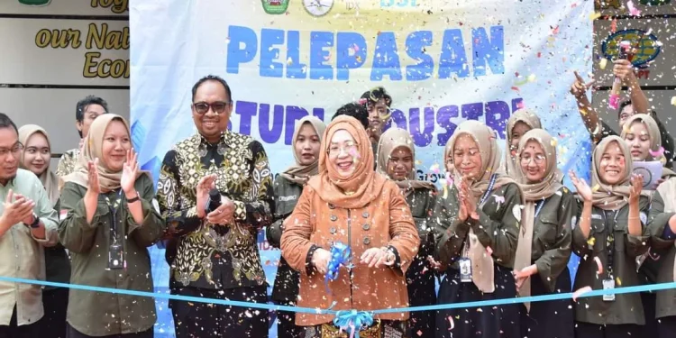 Pelepasan mahasiswa Prodi Perbankan Syariah FEB Unisma untuk visiting industry ke ke BEI dan UMKM BSI Center. Foto/dok Unisma