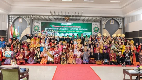 Peserta mahasiswa PMM 4 se-Indonesia memakai baju adat saat prosesi pelepasan dari keluarga besar Unisma, Senin (22/7/2024). Foto: Dok. Unisma