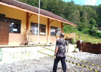 Pj Wali Kota Batu, Aries Agung, saat meninjau sekolah di Dusun Brau Kota Batu yang rusak terdampak tanah bergerak. Foto: Prokopim KWB