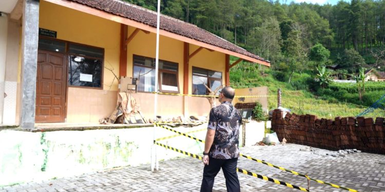 Pj Wali Kota Batu, Aries Agung, saat meninjau sekolah di Dusun Brau Kota Batu yang rusak terdampak tanah bergerak. Foto: Prokopim KWB