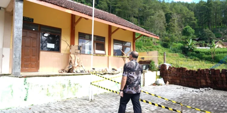 Pj Wali Kota Batu, Aries Agung, saat meninjau sekolah di Dusun Brau Kota Batu yang rusak terdampak tanah bergerak. Foto: Prokopim KWB
