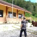 Pj Wali Kota Batu, Aries Agung, saat meninjau sekolah di Dusun Brau Kota Batu yang rusak terdampak tanah bergerak. Foto: Prokopim KWB