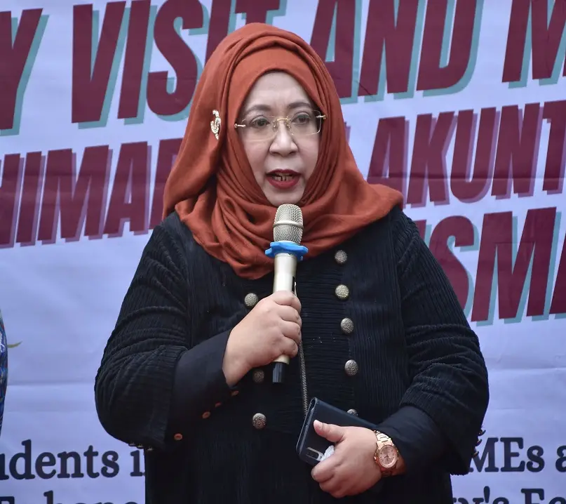 Dekan FEB Unisma Nur Diana SE, MSi, CMA, CBV, CERA, saat memberikan sambutan. Foto/dok Unisma