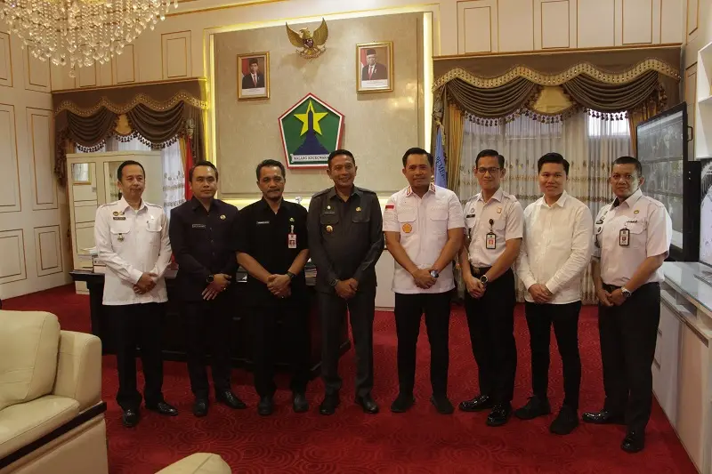 Foto bersama Kepala Kantor Imigrasi Malang, Anggoro Widjanarko, beserta rombongan dengan Pj Wali Kota Malang, Wahyu Hidayat. Foto/dok kantor imigrasi Malang