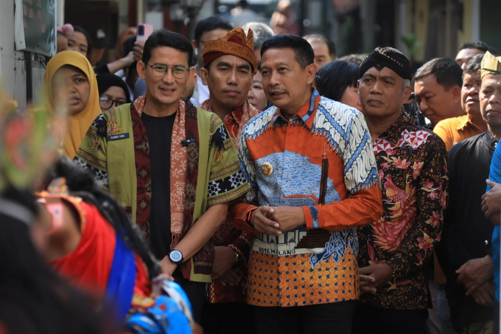 Pj Wali Kota Malang, Wahyu Hidayat, mendampingi Menparekraf, Sandiaga Uno, saat mengunjungi Kayutangan Heritage, Kota Malang. (Foto/dok. Prokopim Setda Kota Malang)