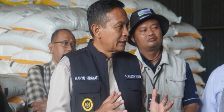 Pj Wali Kota Malang, Wahyu Hidayat, saat melakukan tinjauan stok dan distribusi pupuk bersubsidi di Kota Malang. (Foto/Prokopim Setda Kota Malang)