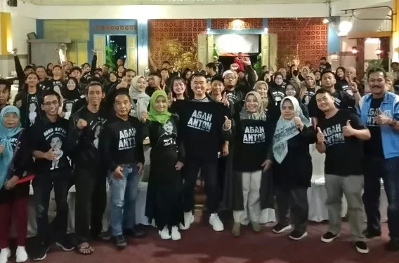 Para pemuda yang memberikan dukungan untuk Abah Anton Maju di Pilkada 2024. (Foto/dok.)