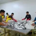 Pegawai memilah ikan yang akan dibekukan di Cold Storage Kepanjen. Foto: Aisyah Nawangsari Putri