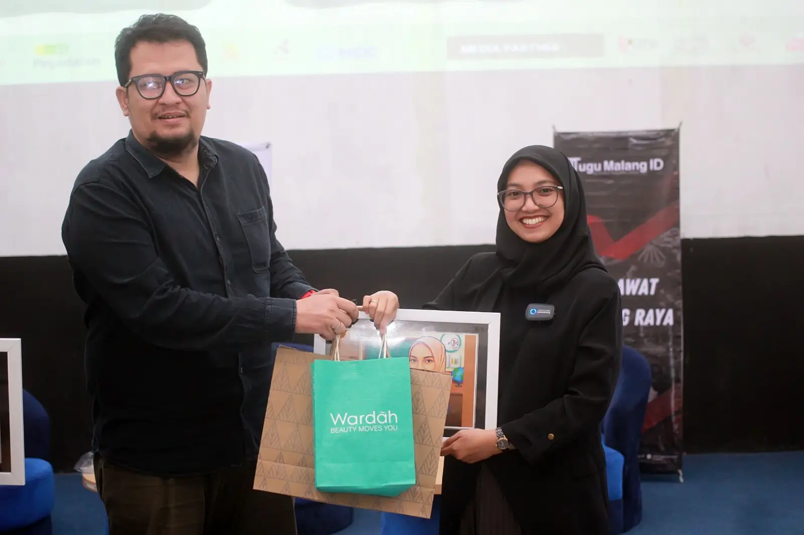 Ceo Tugu Media Group, Irham Thoriq (kiri) memberikan cindera mata pada Dewi Fatmasari Edy, S.Psi, M.A di acara Tugu Inspirasi Talks. Foto/Rubianto 