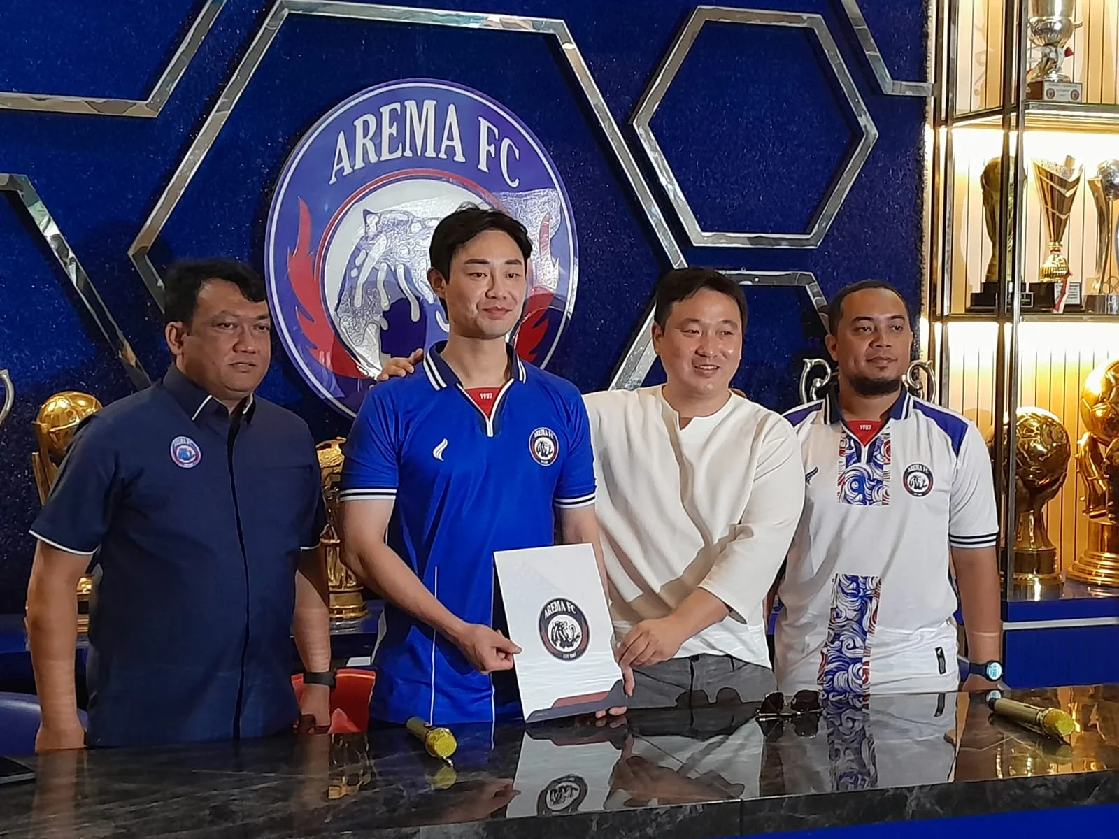 Bek jangkung asal Korea Selatan, Choi Bo-Kyeong resmi diperkenalkan sebagai punggawa anyar Arema FC di Liga 1 2024-2025/Foto: Tugumalang.id/Bagus Rachmad Saputra.