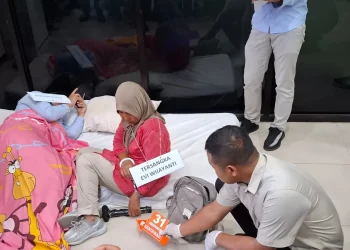 Rekonstruksi adegan tersangka menyembunyikan palu yang ia bawa dari rumah. Foto: Aisyah Nawangsari Putri