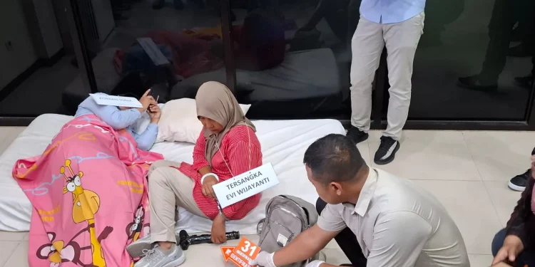 Rekonstruksi adegan tersangka menyembunyikan palu yang ia bawa dari rumah. Foto: Aisyah Nawangsari Putri