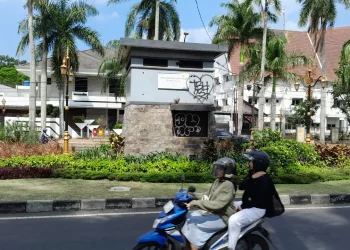 Penjelasan dosen Pendidikan Sejarah UM perihal fungsi Gardu ANIEM di Kota Malang pada masa kolonial Belanda. /Foto: Tugumalang.id/Bagus Rachmad Saputra.