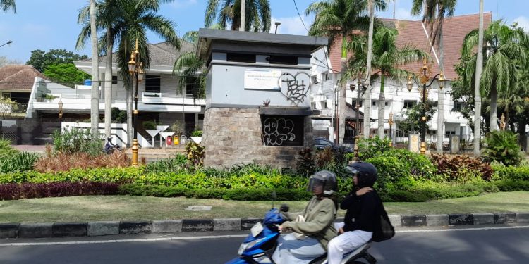 Penjelasan dosen Pendidikan Sejarah UM perihal fungsi Gardu ANIEM di Kota Malang pada masa kolonial Belanda. /Foto: Tugumalang.id/Bagus Rachmad Saputra.