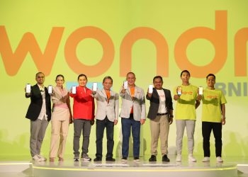 Direktur Utama BNI Royke Tumilaar bersama Rafi Ahmad, Enzy Storia, Jonatan Christie, Anthoni S Ginting, Sekjen PBSI Fadil Imran dan Deputi SDM BUMN Tedi Bharata dalam peluncuran Wondr by BNI. (Foto/dok. for TM)