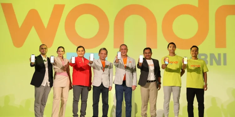 Direktur Utama BNI Royke Tumilaar bersama Rafi Ahmad, Enzy Storia, Jonatan Christie, Anthoni S Ginting, Sekjen PBSI Fadil Imran dan Deputi SDM BUMN Tedi Bharata dalam peluncuran Wondr by BNI. (Foto/dok. for TM)