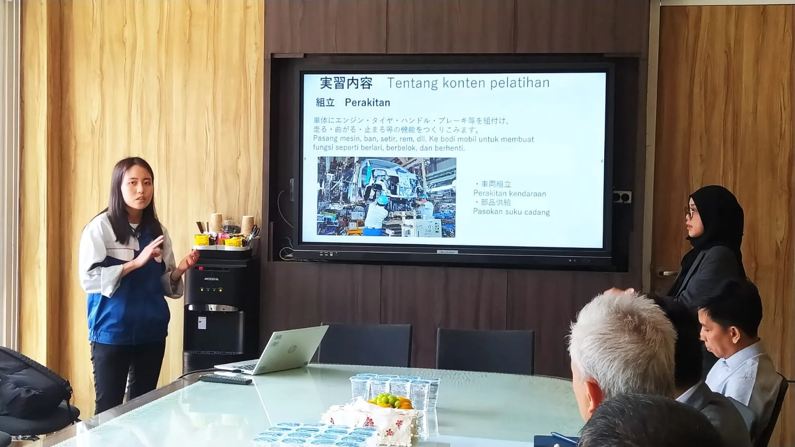 HRD Daihatsu Motor Kyushu Co., Ltd. Ran Shimada saat presentasi benefit program internship bagi mahasiswa UMM. Foto: Azmy