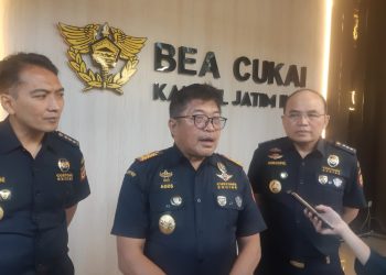 Kepala Kanwil Dirjen Bea dan Cukai Jatim II, Agus Sudarmadi memaparkan hasil kinerja semester I 2024. (Foto/M Sholeh)