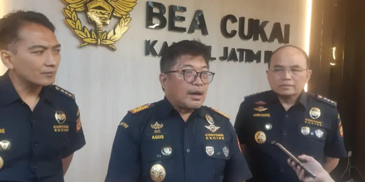 Kepala Kanwil Dirjen Bea dan Cukai Jatim II, Agus Sudarmadi memaparkan hasil kinerja semester I 2024. (Foto/M Sholeh)