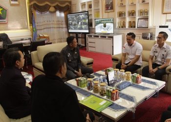 Kepala Kantor Imigrasi Malang, Anggoro Widjanarko, saat berada di kantor Pj Wali Kota Malang, Wahyu Hidayat. Foto/dok kantor imigrasi Malang