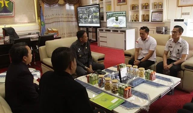 Kepala Kantor Imigrasi Malang, Anggoro Widjanarko, saat berada di kantor Pj Wali Kota Malang, Wahyu Hidayat. Foto/dok kantor imigrasi Malang