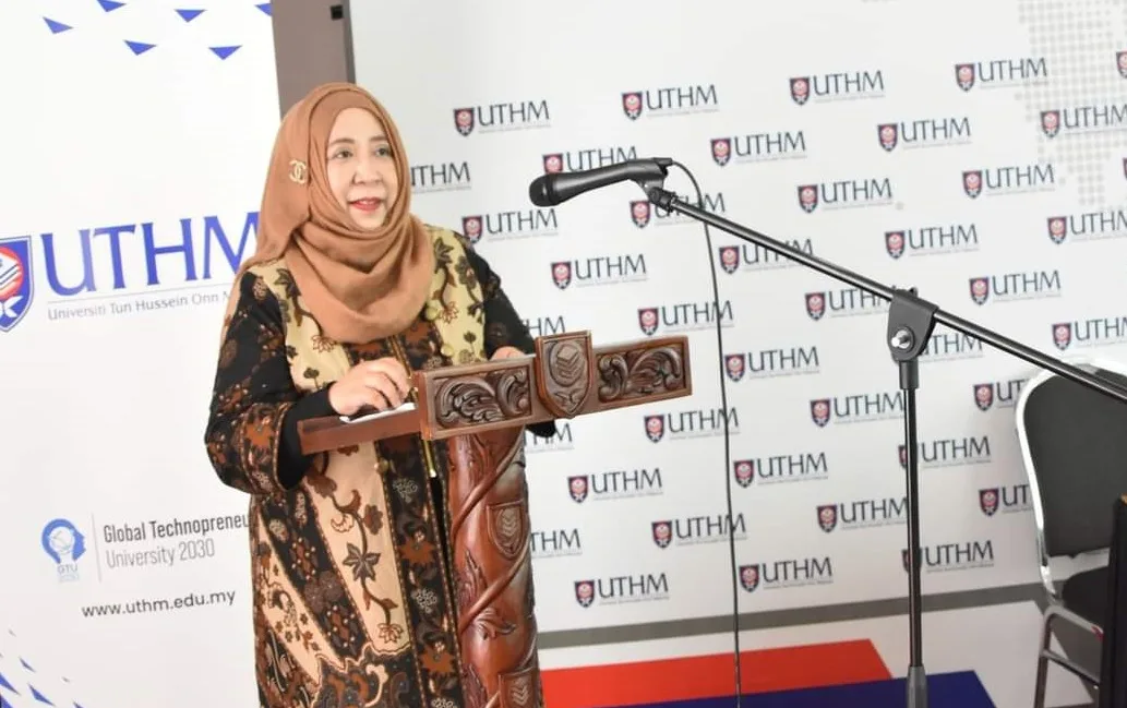 Nur Diana, SE., MSi., CBV., CERA, Dekan FEB Unisma saat jadi dosen tamu di Malaysia. Foto/dok Unisma