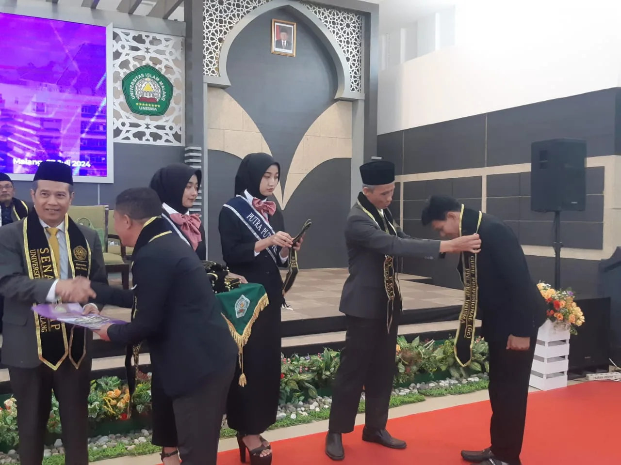 Dekan FKIP Unisma, Dr. Hasan Busri dalam pengukuhan lulusan PPG FKIP Unisma sebagai guru profesional. (Foto/M Sholeh)