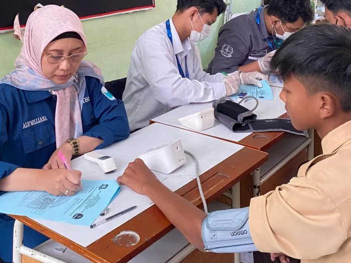 Kegiatan pemeriksaan kesehatan siswa SMPN 7 Malang yang diselenggarakan FKIK UIN Malang/Foto: dok.UIN Malang.