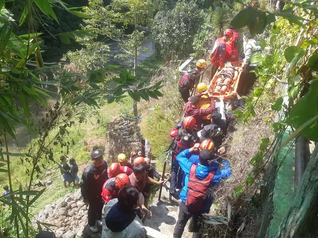 Proses evakuasi pemuda yang ditemukan jatuh di sungai bawah Jembatan Suhat. (Foto/M Sholeh)