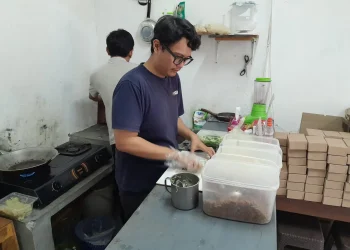 Cerita Owner Martabak Usus Sidomoro, Yoki Wahyu Pratama terinspirasi membuka usaha karena nostalgia pasar dan jajanan masa kecil /Foto: Tugumalang.id/Bagus Rachmad Saputra