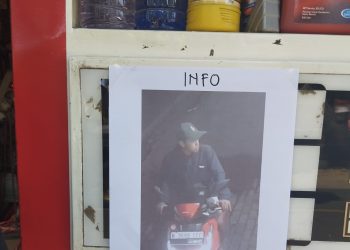 Foto pemuda yang mencuri rokok ditempel di depan toko di Gondanglegi. Foto: Polres Malang