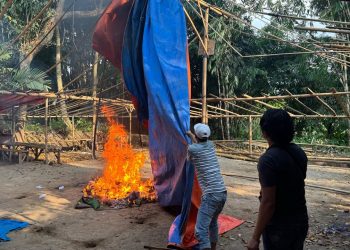 Polisi membakar barang-barang yang ditemukan di arena judi sabung ayam. Foto: Polres Malang