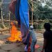 Polisi membakar barang-barang yang ditemukan di arena judi sabung ayam. Foto: Polres Malang