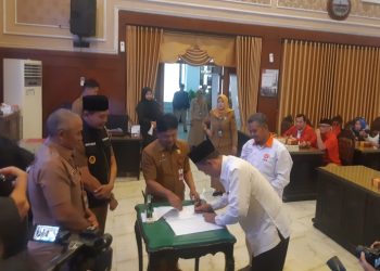 Pj Wali Kota Malang, Wahtu Hidayat dalam penyerahan bantuan keuangan partai politik periode hasil Pemilu 2019-2024. (Foto/M Sholeh)