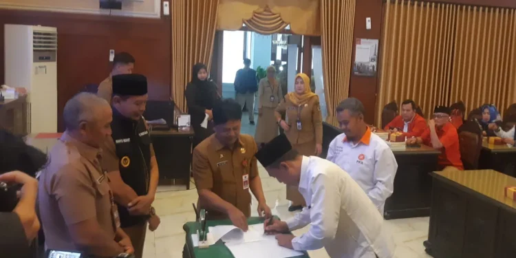 Pj Wali Kota Malang, Wahtu Hidayat dalam penyerahan bantuan keuangan partai politik periode hasil Pemilu 2019-2024. (Foto/M Sholeh)