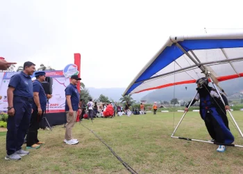 Pj Wali Kota Batu, Aries Agung Paewai, saat melihat persiapan atlet paragliding mengikuti IPAC 4th Series. Foto: Prokopim KWB