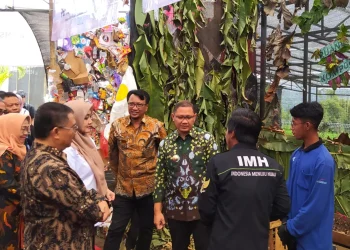 Pj Wali Kota Batu, Aries Agung Paewai, bersama Deputi Kemenparekraf meninjau hasil pengolahan sampah di Selecta. Foto: Azmy
