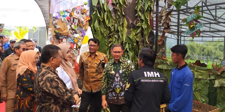 Pj Wali Kota Batu, Aries Agung Paewai, bersama Deputi Kemenparekraf meninjau hasil pengolahan sampah di Selecta. Foto: Azmy