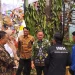 Pj Wali Kota Batu, Aries Agung Paewai, bersama Deputi Kemenparekraf meninjau hasil pengolahan sampah di Selecta. Foto: Azmy