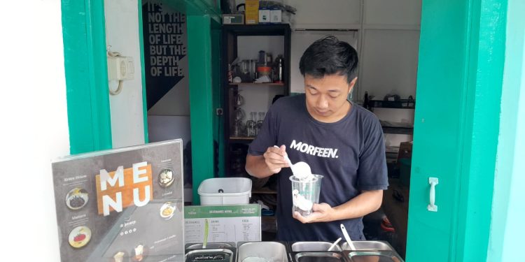 Cerita Owner De Jenangs, Sam Lufi mengawali usaha dari makanan kesukaan semasa kecil /Foto: Tugumalang.id/Bagus Rachmad Saputra