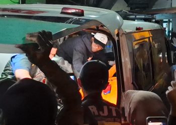 Petugas mengevakuasi jenazah korban dugaan perampokan dari TKP di Pakis, Kabupaten Malang. Foto: Aisyah Nawangsari Putri