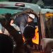 Petugas mengevakuasi jenazah korban dugaan perampokan dari TKP di Pakis, Kabupaten Malang. Foto: Aisyah Nawangsari Putri