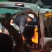 Petugas mengevakuasi jenazah korban dugaan perampokan dari TKP di Pakis, Kabupaten Malang. Foto: Aisyah Nawangsari Putri