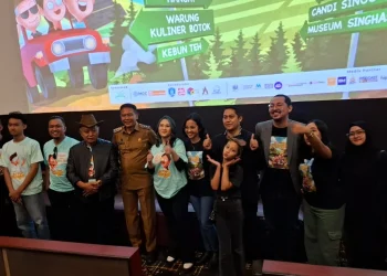Foto bersama pemain dan Pj Wali Kota Malang, Wahyu Hidayat. Foto: Aisyah Nawangsari Putri