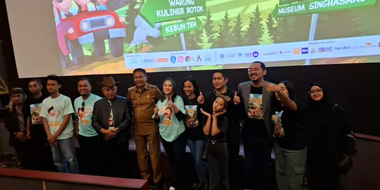 Foto bersama pemain dan Pj Wali Kota Malang, Wahyu Hidayat. Foto: Aisyah Nawangsari Putri
