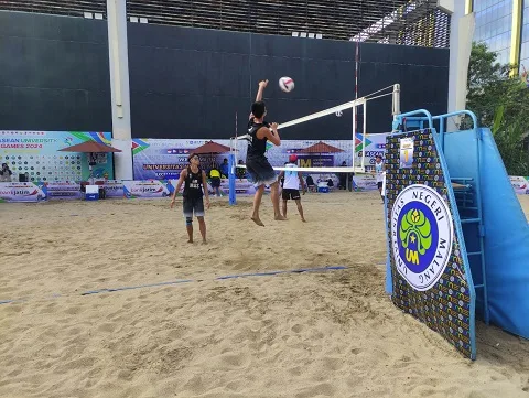 Atlet Indonesia dan Malaysia melakukan pemanasan jelang pertandingan voli pantai AUG 2024. (Foto/M Sholeh)