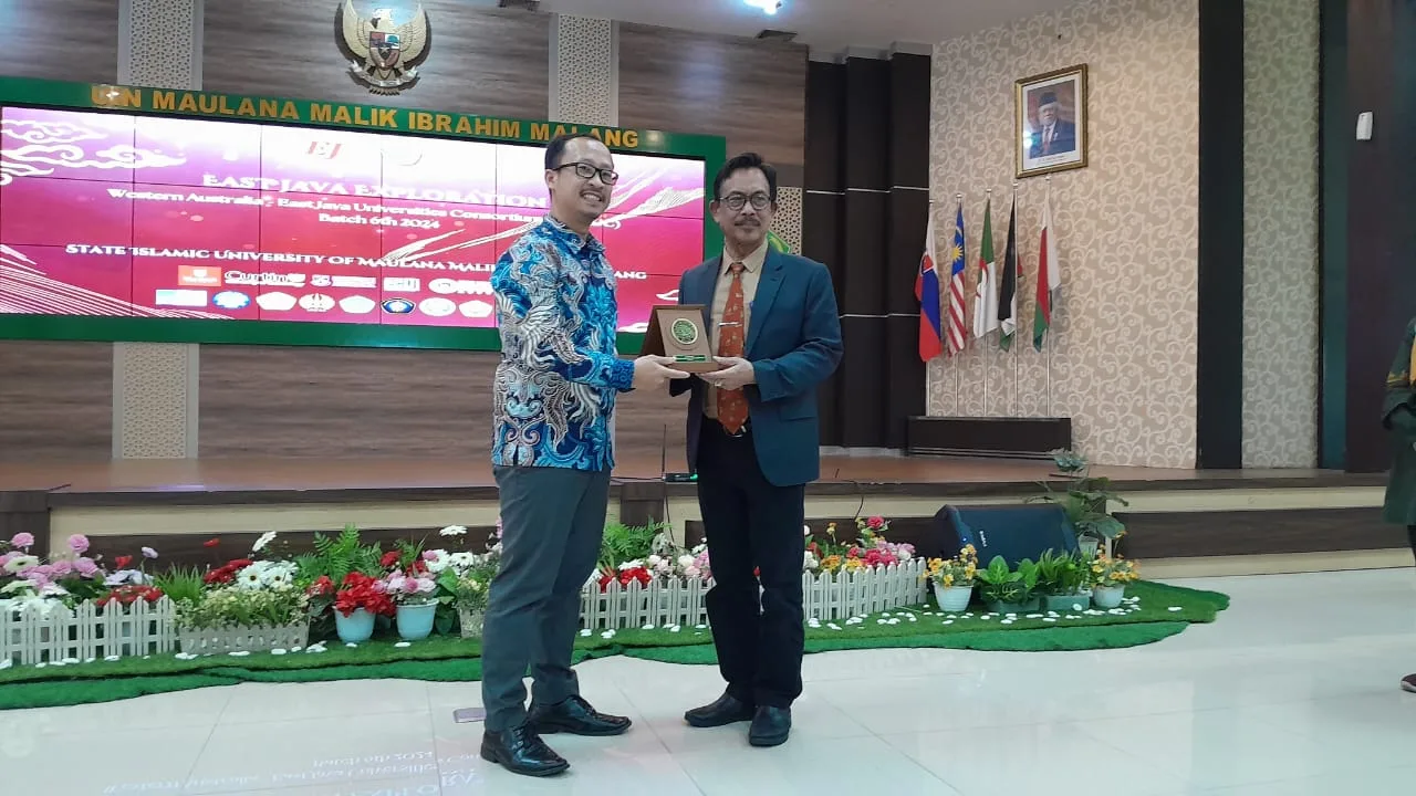 Penyerahan cinderamata dari Rektor UIN Malang, Prof. Zainuddin kepada Senior Business Development Manager at Australia Trade and Investment Commission, Aris Pratama/Foto: Tugumalang.id/Bagus Rachmad Saputra.