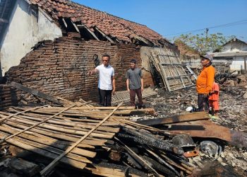 Petugas kepolisian mendatangi lokasi kebakaran kandang ayam di Singosari. Foto: Polsek Singosari