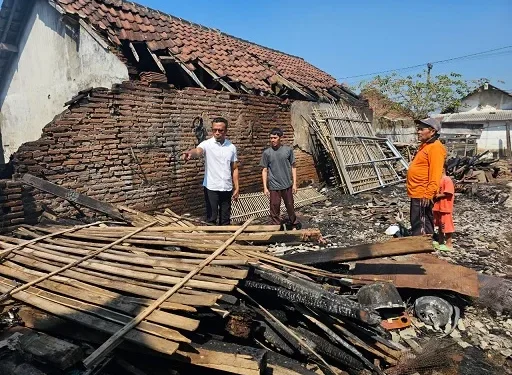 Petugas kepolisian mendatangi lokasi kebakaran kandang ayam di Singosari. Foto: Polsek Singosari